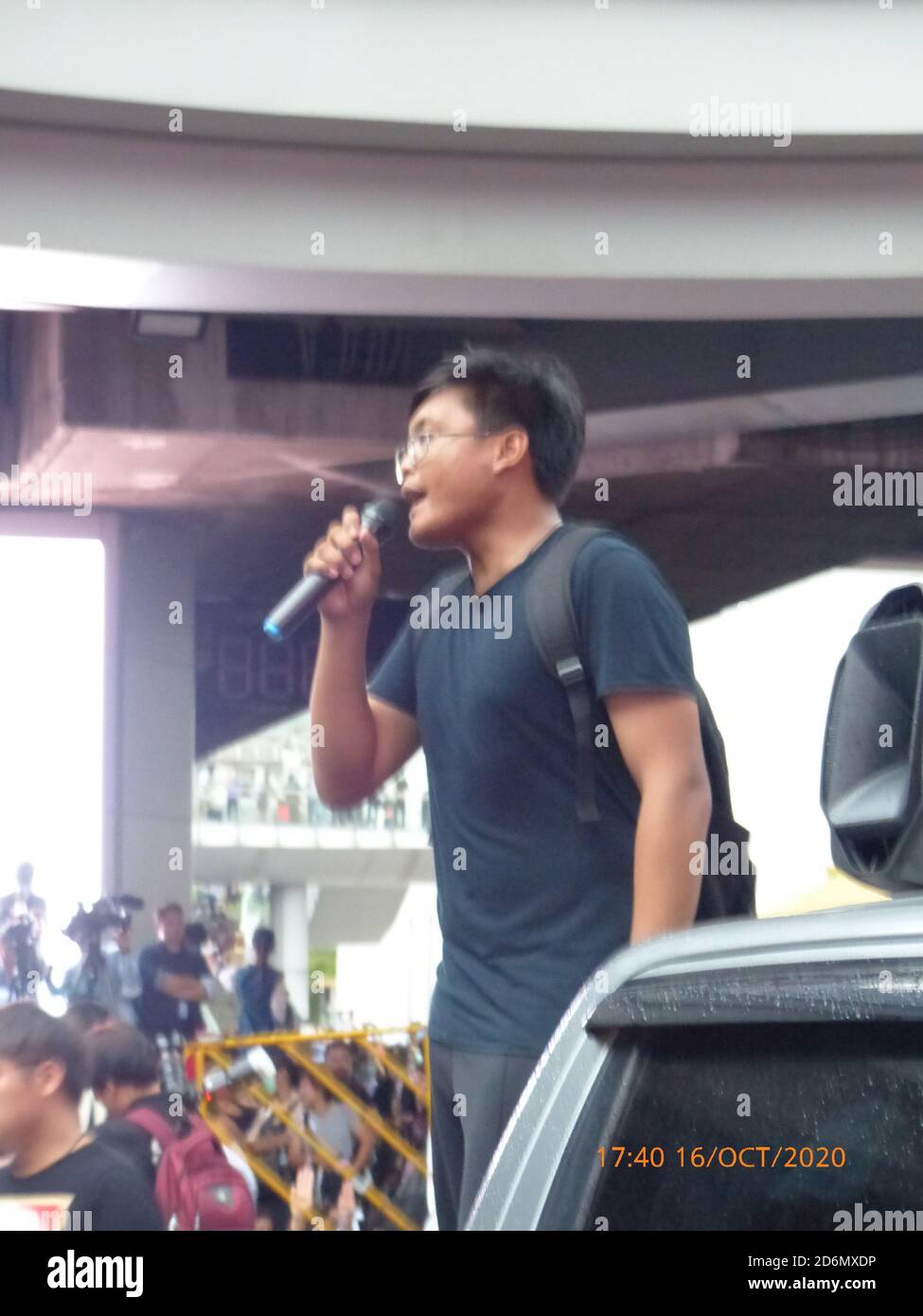 Protestführer spricht am 16. Oktober 2020 bei einer regierungsfeindlichen Demonstration junger Menschen an der Kreuzung Pathumwan, Bangkok, Thailand. Stockfoto Protestführer spricht am 16. Oktober 2020 bei einer regierungsfeindlichen Demonstration junger Menschen an der Kreuzung Pathumwan, Bangkok, Thailand. Stockfoto
