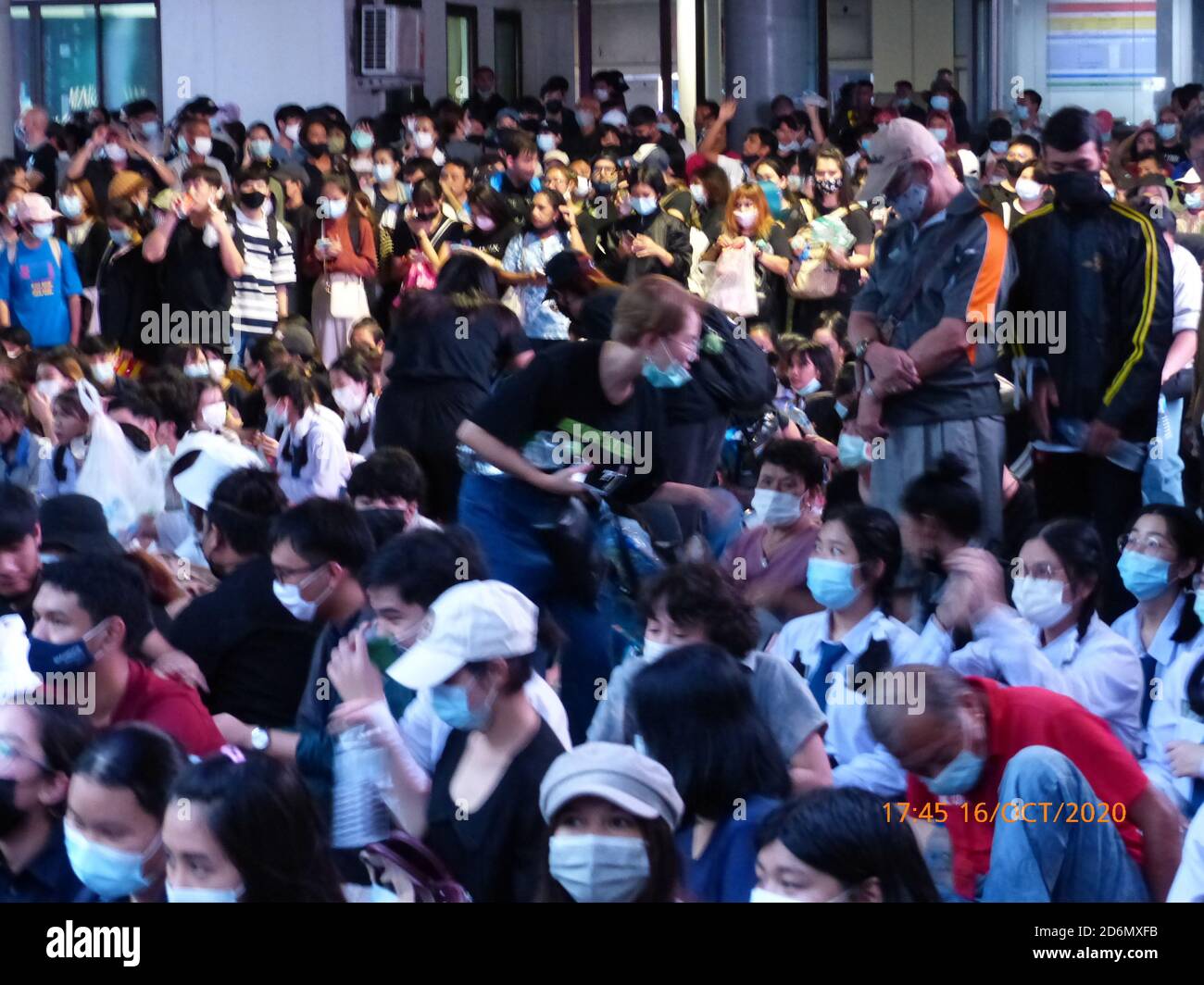 Regierungsfeindliche Demonstration junger Menschen am Kreuzungspunkt Pathumwan, Bangkok, Thailand am 16. Oktober 2020. Stockfoto Regierungsfeindliche Demonstration junger Menschen am Kreuzungspunkt Pathumwan, Bangkok, Thailand am 16. Oktober 2020. Stockfoto