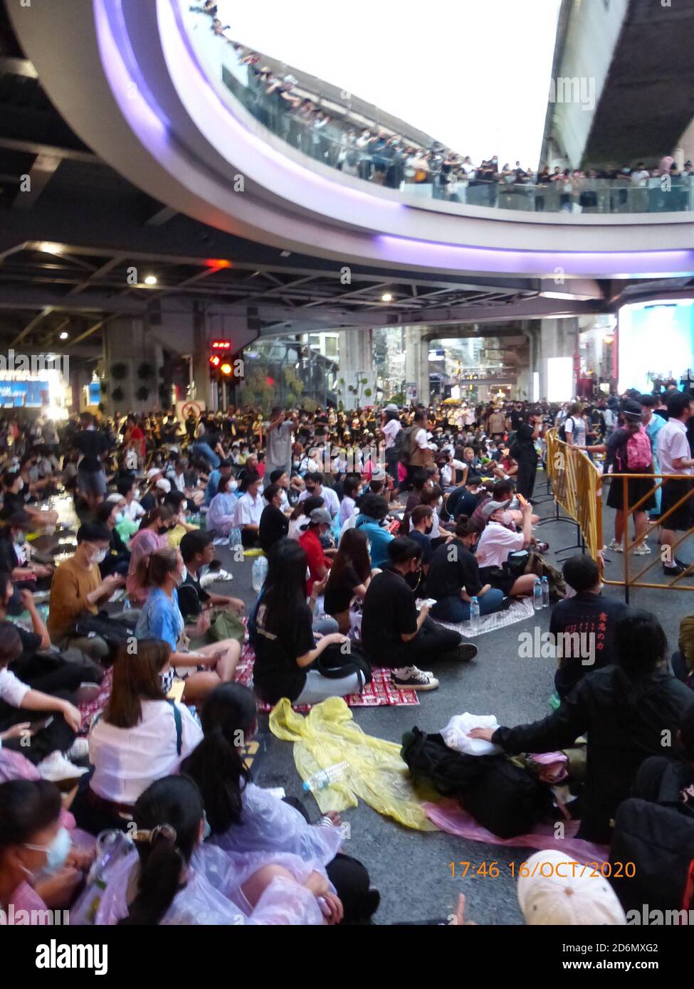 Massen sitzender Demonstranten bei einer regierungsfeindlichen Demonstration junger Menschen am Kreuzungspunkt Pathumwan, Bangkok, Thailand, am 16. Oktober 2020. Stockfoto Massen sitzender Demonstranten bei einer regierungsfeindlichen Demonstration junger Menschen am Kreuzungspunkt Pathumwan, Bangkok, Thailand, am 16. Oktober 2020. Stockfoto