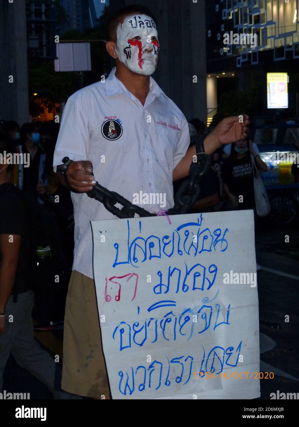 Regierungsfeindliche Demonstration von Mime Artist am 16. Oktober 2020 an der Kreuzung Pathumwan, Bangkok, Thailand. Stockfoto Regierungsfeindliche Demonstration von Mime Artist am 16. Oktober 2020 an der Kreuzung Pathumwan, Bangkok, Thailand. Stockfoto