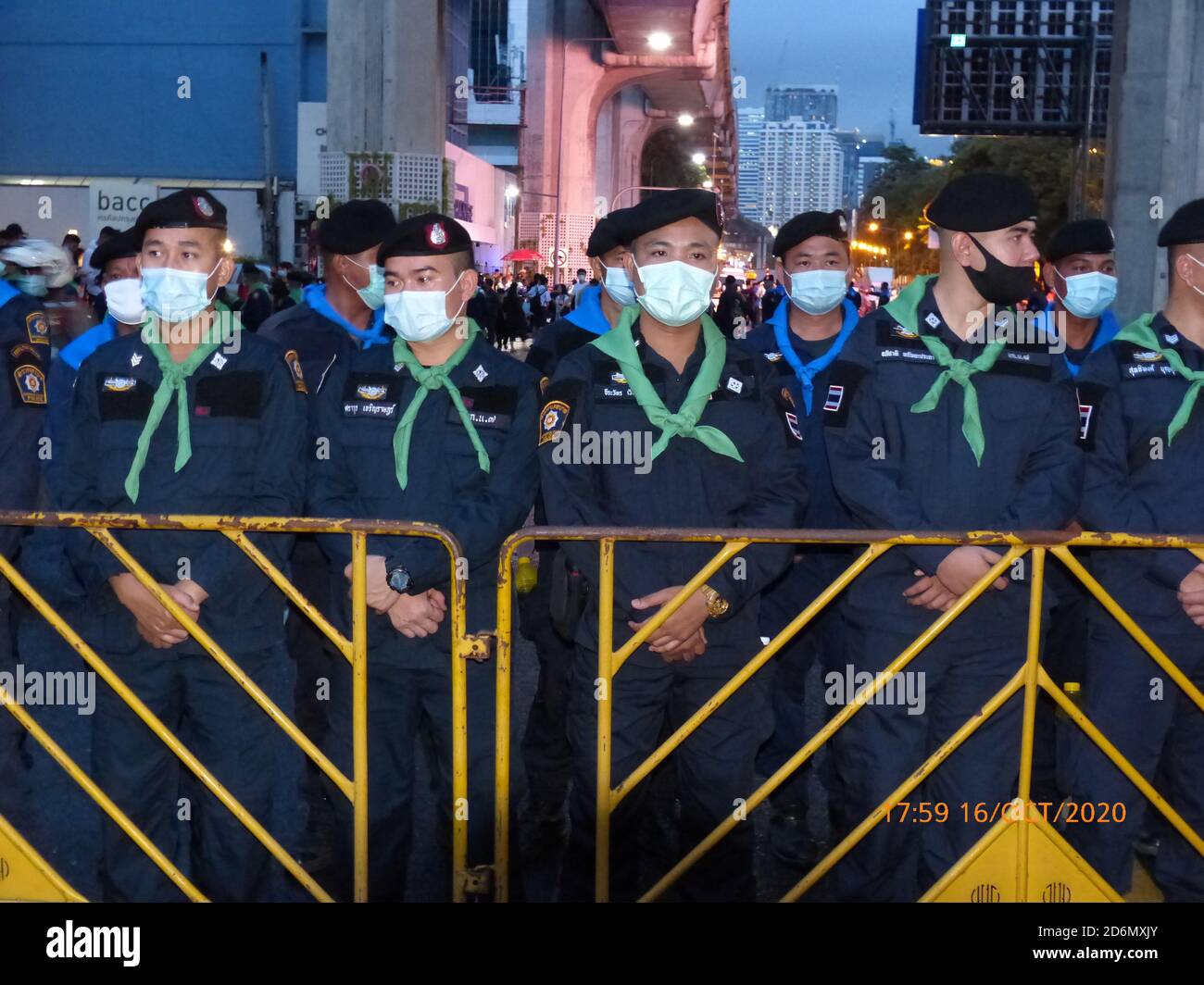 Thailändische Grenzschutzpolizei bei Anti-Regierung-Demonstration von Jugendlichen am Kreuzungspunkt Pathumwan, Bangkok, Thailand am 16. Oktober 2020. Stockfoto Thailändische Grenzschutzpolizei bei Anti-Regierung-Demonstration von Jugendlichen am Kreuzungspunkt Pathumwan, Bangkok, Thailand am 16. Oktober 2020. Stockfoto