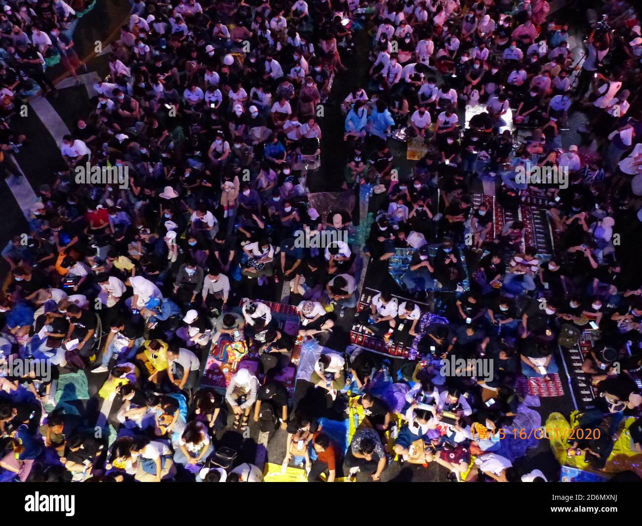 Szene bei Nacht bei Anti-Regierung-Demonstration von jungen Leuten an der Kreuzung Pathumwan, Bangkok, Thailand am 16. Oktober 2020. Stockfoto Szene bei Nacht bei Anti-Regierung-Demonstration von jungen Leuten an der Kreuzung Pathumwan, Bangkok, Thailand am 16. Oktober 2020. Stockfoto