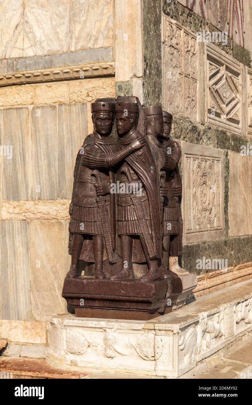 Porträt der vier Tetrarchen. Rote Porphyr-Felsfiguren von vier römischen Kaisern auf der Markusbasilika, dem Markusplatz, Venedig, Italien Stockfoto