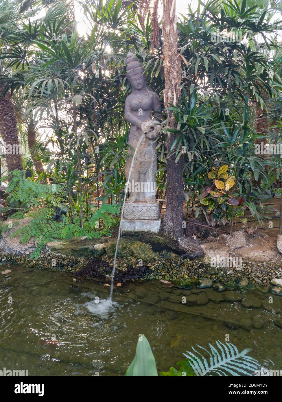Üppiger Garten mit einem Brunnen im orientalischen Stil Stockfoto