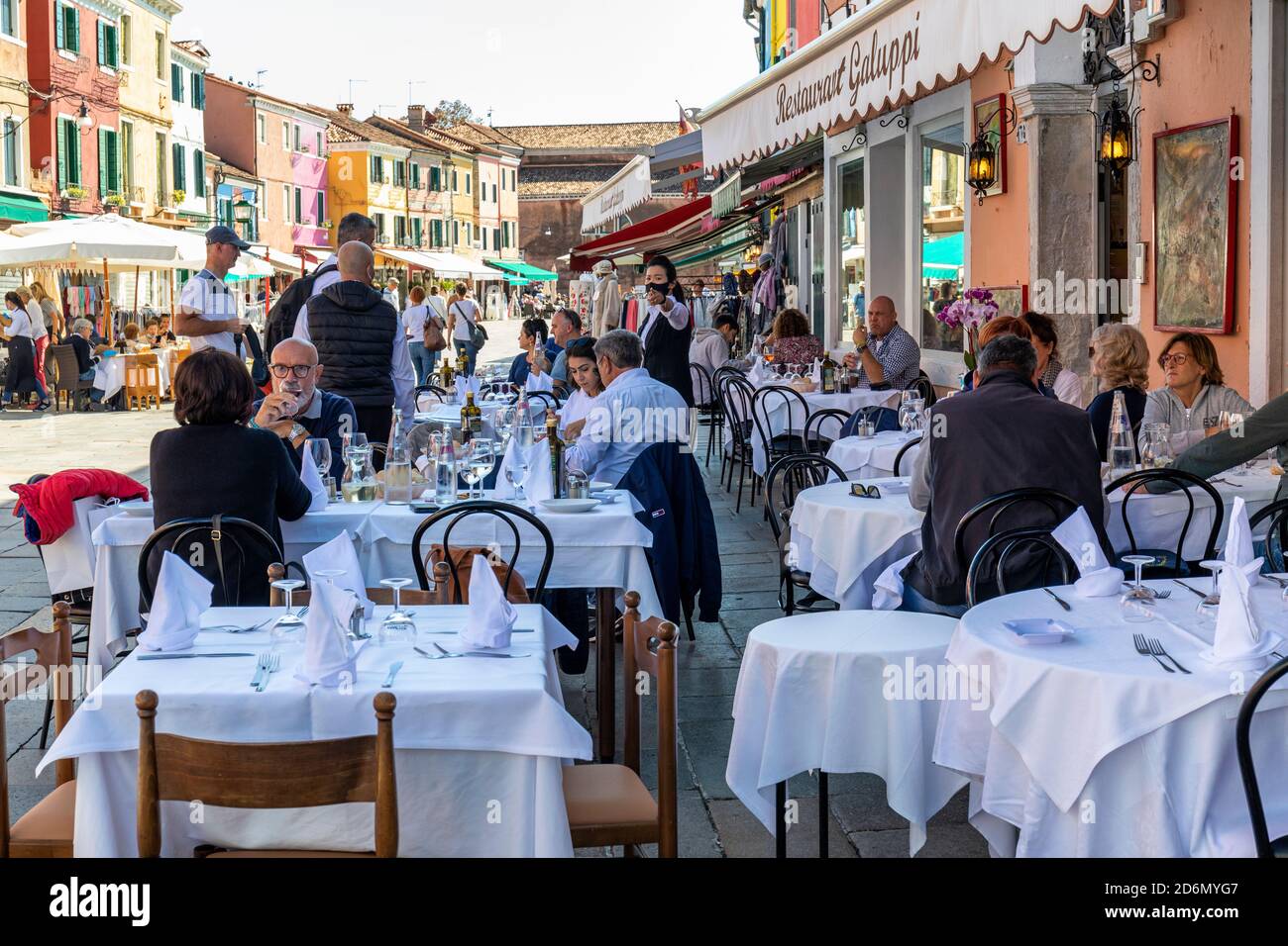 Touristenrestaurants vor dem Restaurant Galuppi in der Via Baldassarre Galuppi, Burano, Venedig, Italien Stockfoto