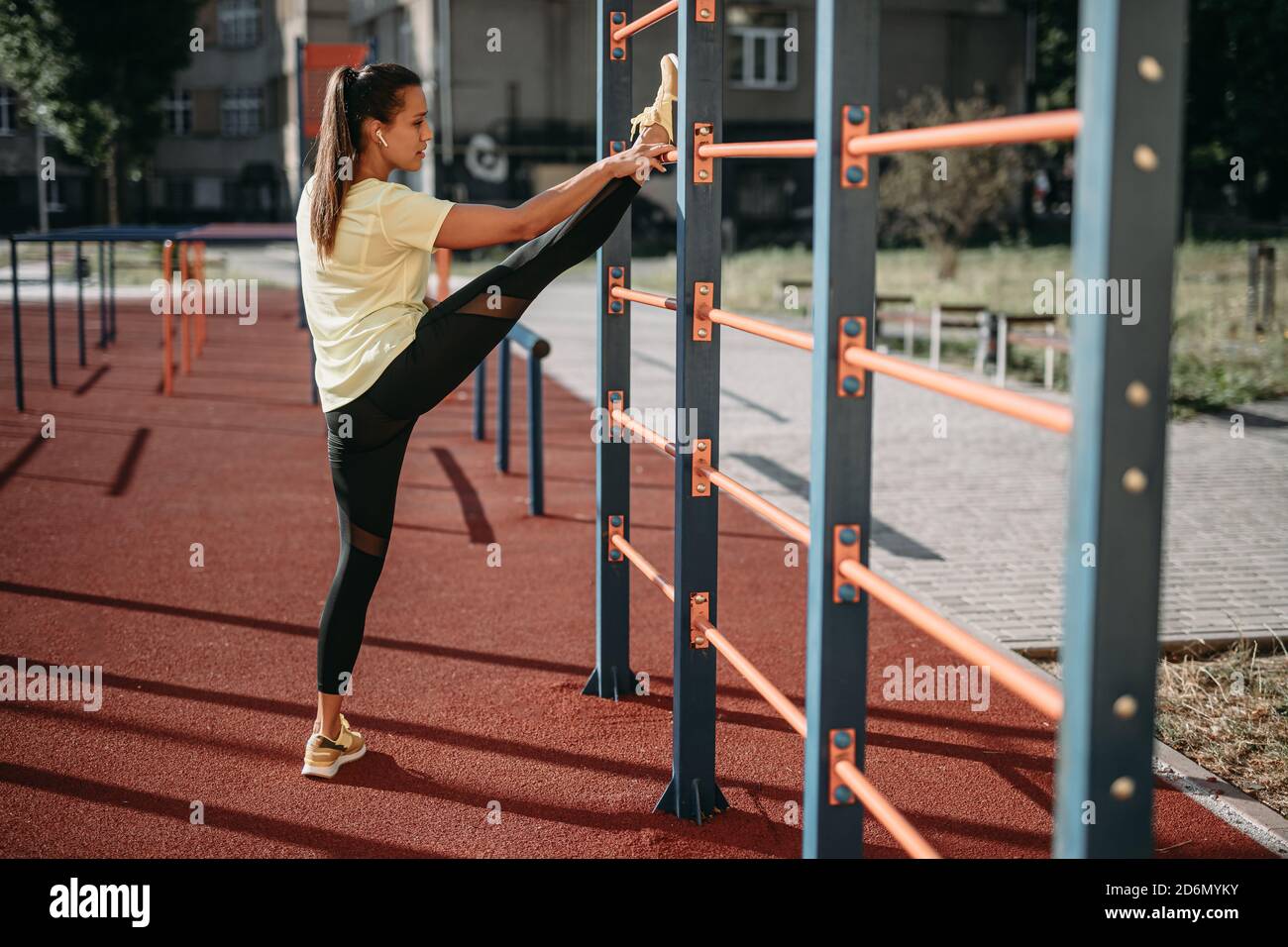 Motivierte Frau in Sportbekleidung dabei Stretching-Übungen Stockfoto