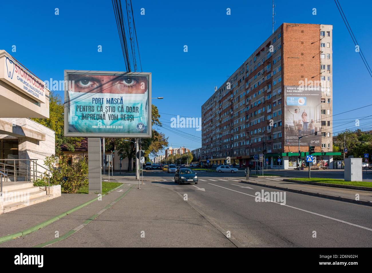 Leere Allee mit Pandemiewerbung in Craiova Innenstadt, Rumänien, EU. Stockfoto