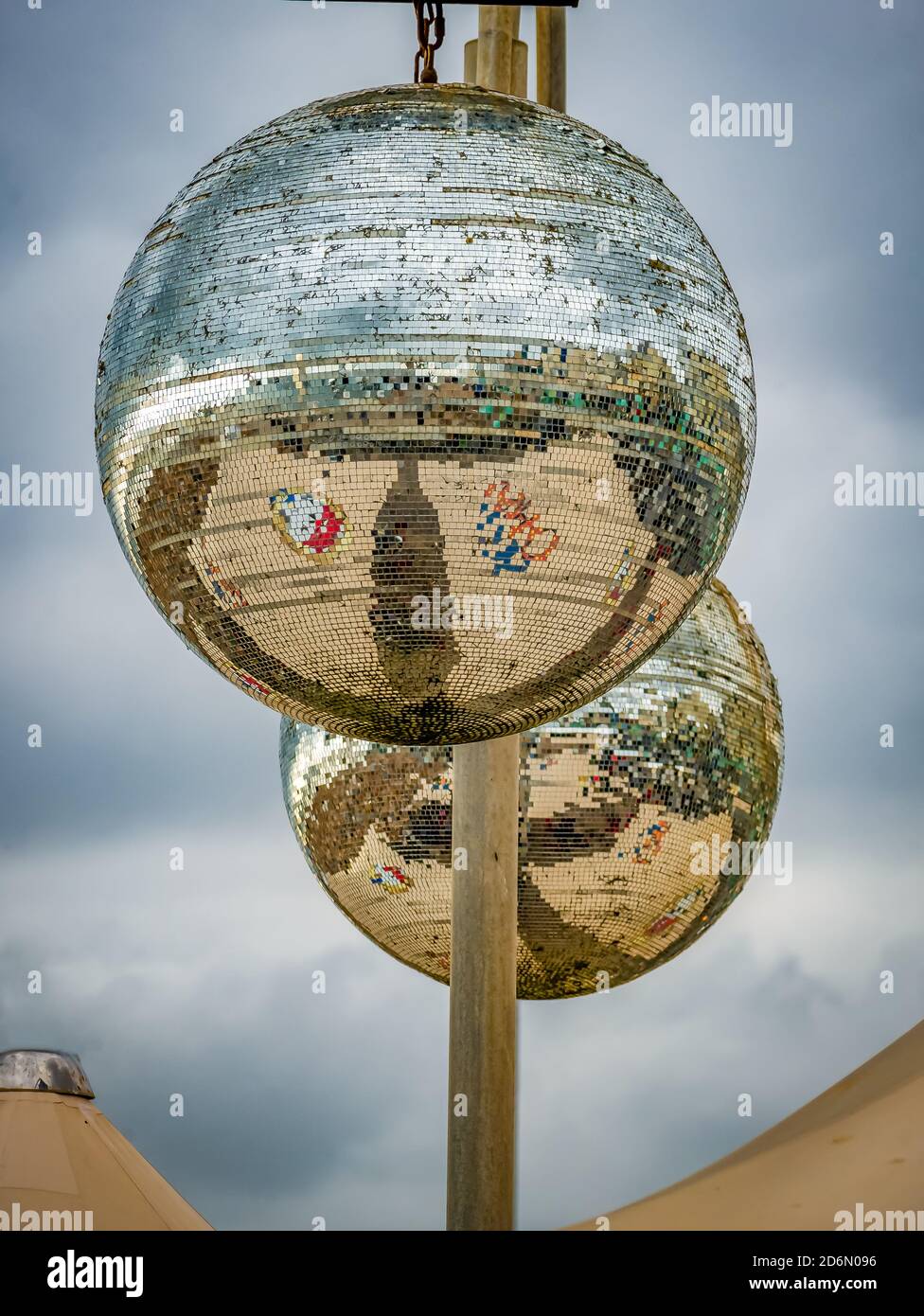 Spiegelungen in Spiegelkugeln am Meer Stockfoto