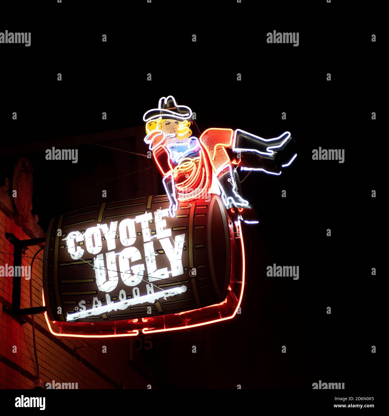 Memphis, TN, USA - 24. September 2019: Neonschild für Coyote Ugly Saloon auf der berühmten Beale Street. Es gehört zu einer Kette von Bars und wurde in vorgestellt Stockfoto