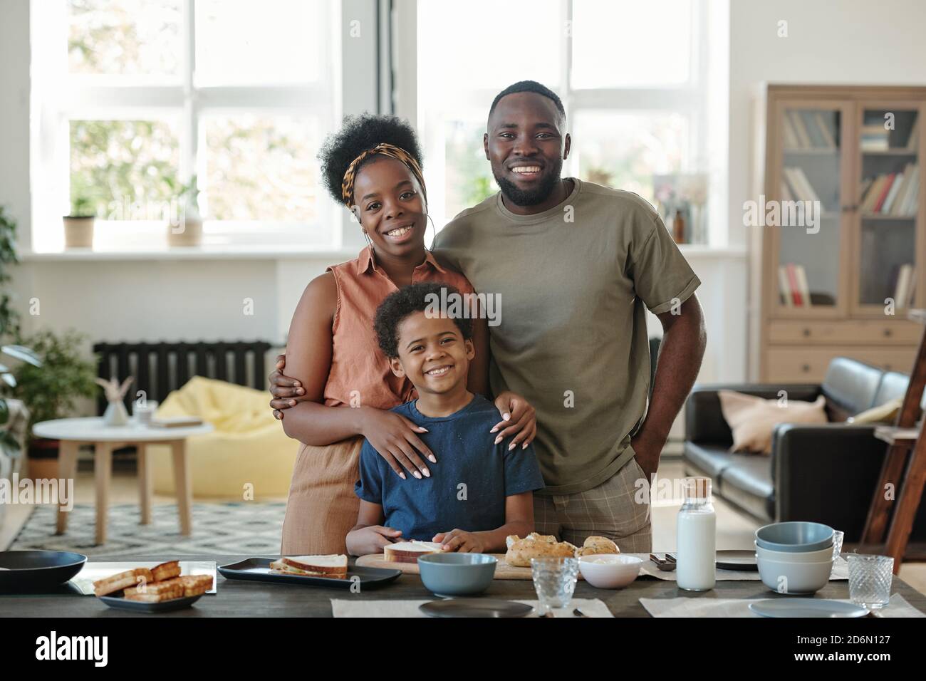 Junge fröhliche afrikanische Familie, bestehend aus Mutter, Vater und niedlichen kleinen Sohn Stockfoto