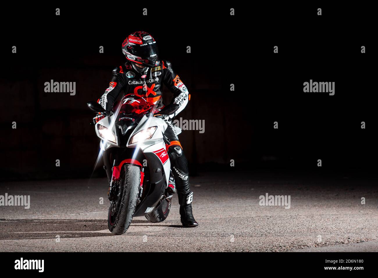15.10.20, Kalifornien, USA. Der Fahrer in einer Motorradjacke und Helm  sitzt auf einem Sportbike. Schwarzer Hintergrund. Speicherplatz kopieren  Stockfotografie - Alamy