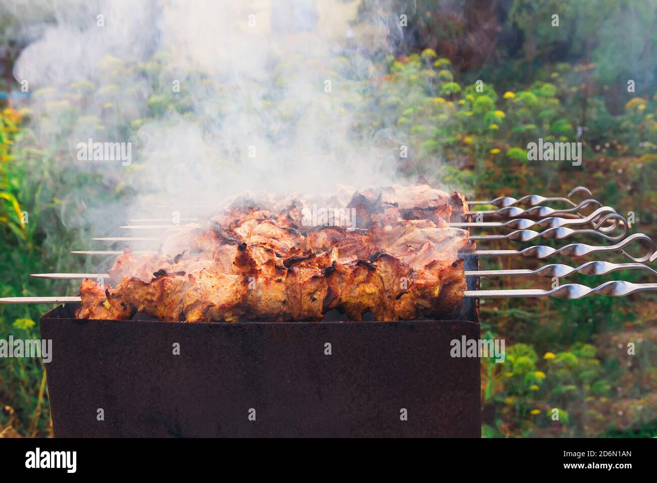Vorbereitung von duftenden leckeren Grill auf dem Grill auf der Außenseite. Stockfoto