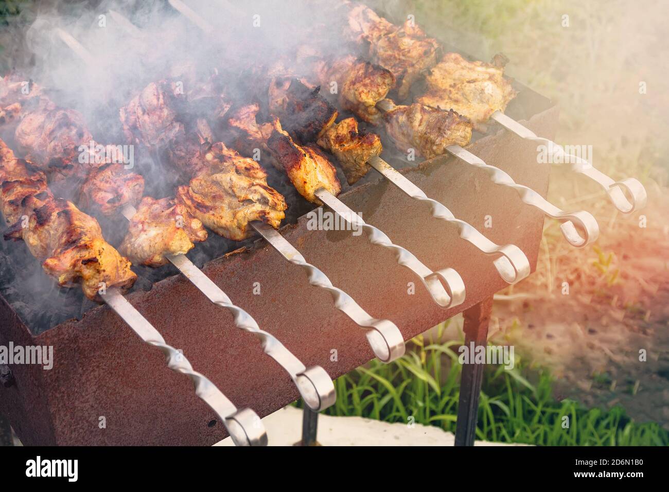 Vorbereitung von duftenden leckeren Grill auf dem Grill auf der Außenseite. Stockfoto