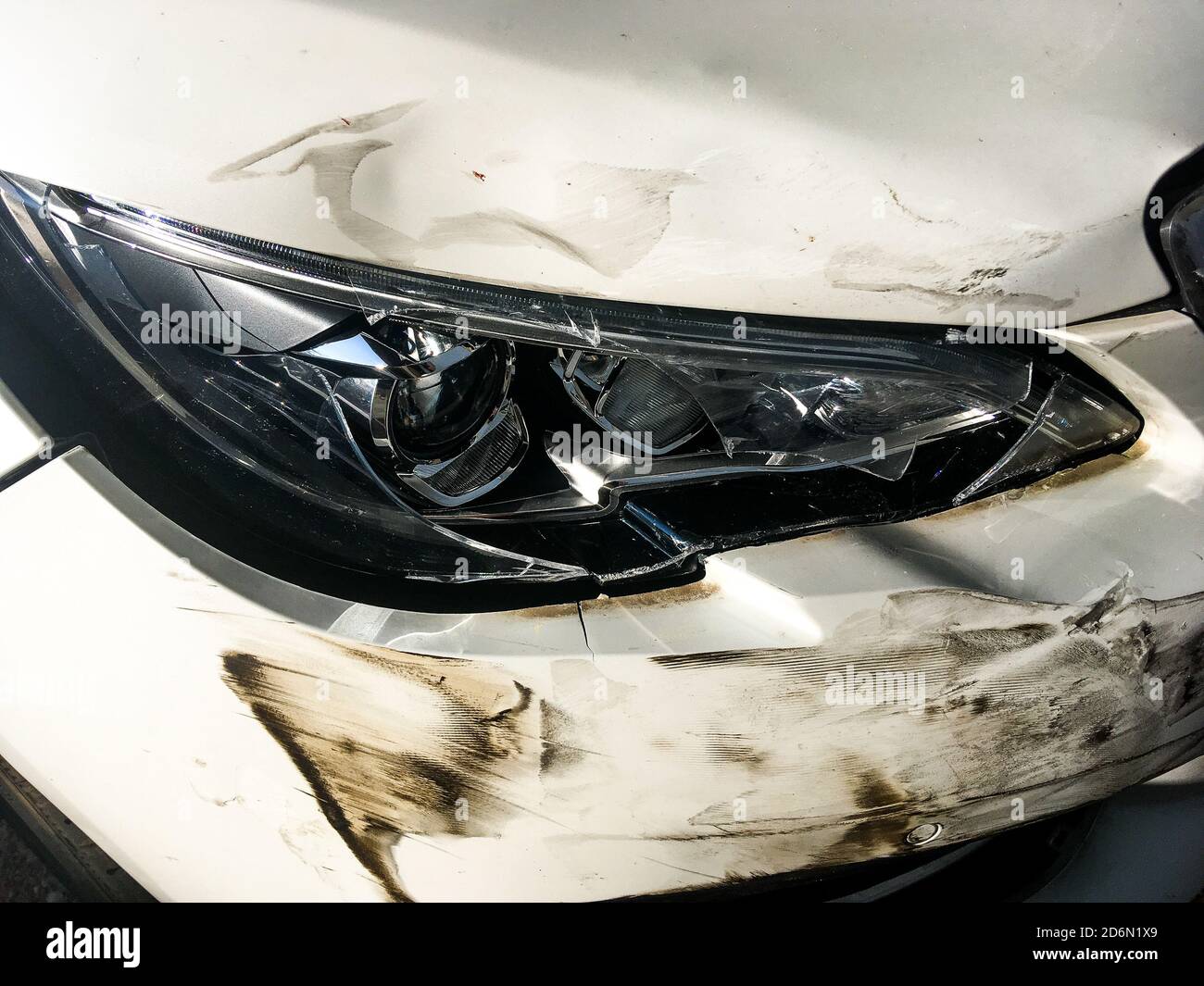 Kotflügel und Scheinwerfer des Autos nach einem Verkehrsunfall, Lyon, Frankreich Stockfoto