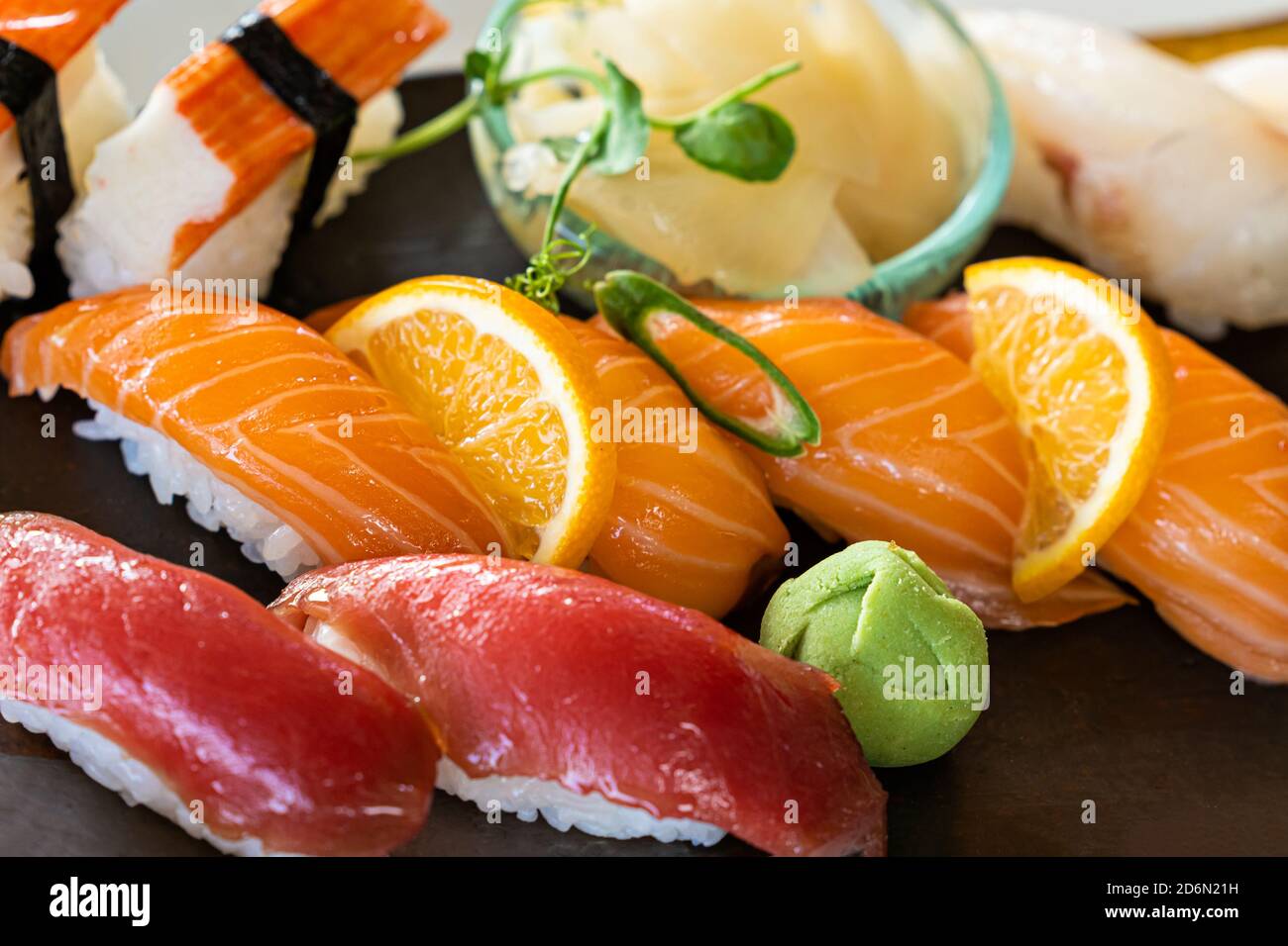 Verschiedene Arten von Sushi Sashimi Rollen große Sushi-Set in der Nähe Nach oben Stockfoto