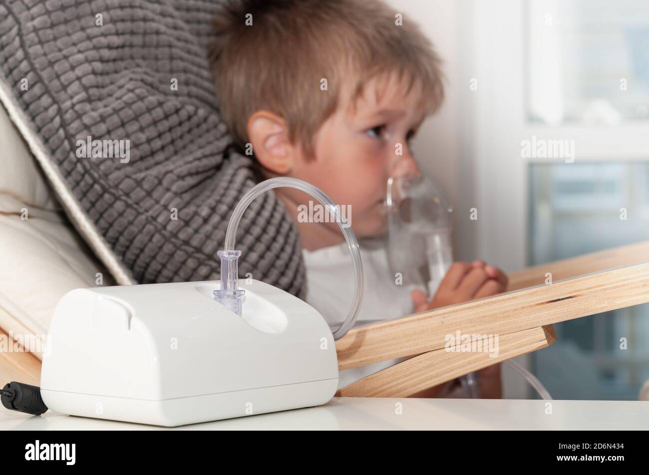 Moderne Jet Zerstäuber oder Zerstäuber für die Inhalation, Atemverfahren durch Lungenentzündung oder Husten für Kinder zu Hause. Stockfoto