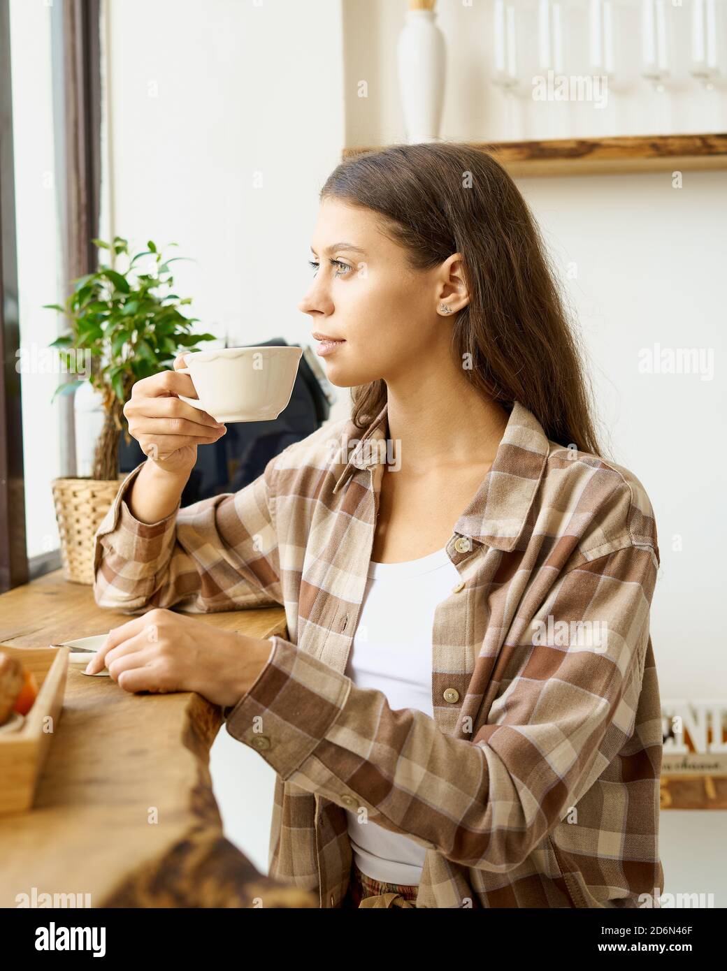 Tasse Tee oder Kaffee. Frau trinkt heißes Getränk und genießt den Morgen Stockfoto