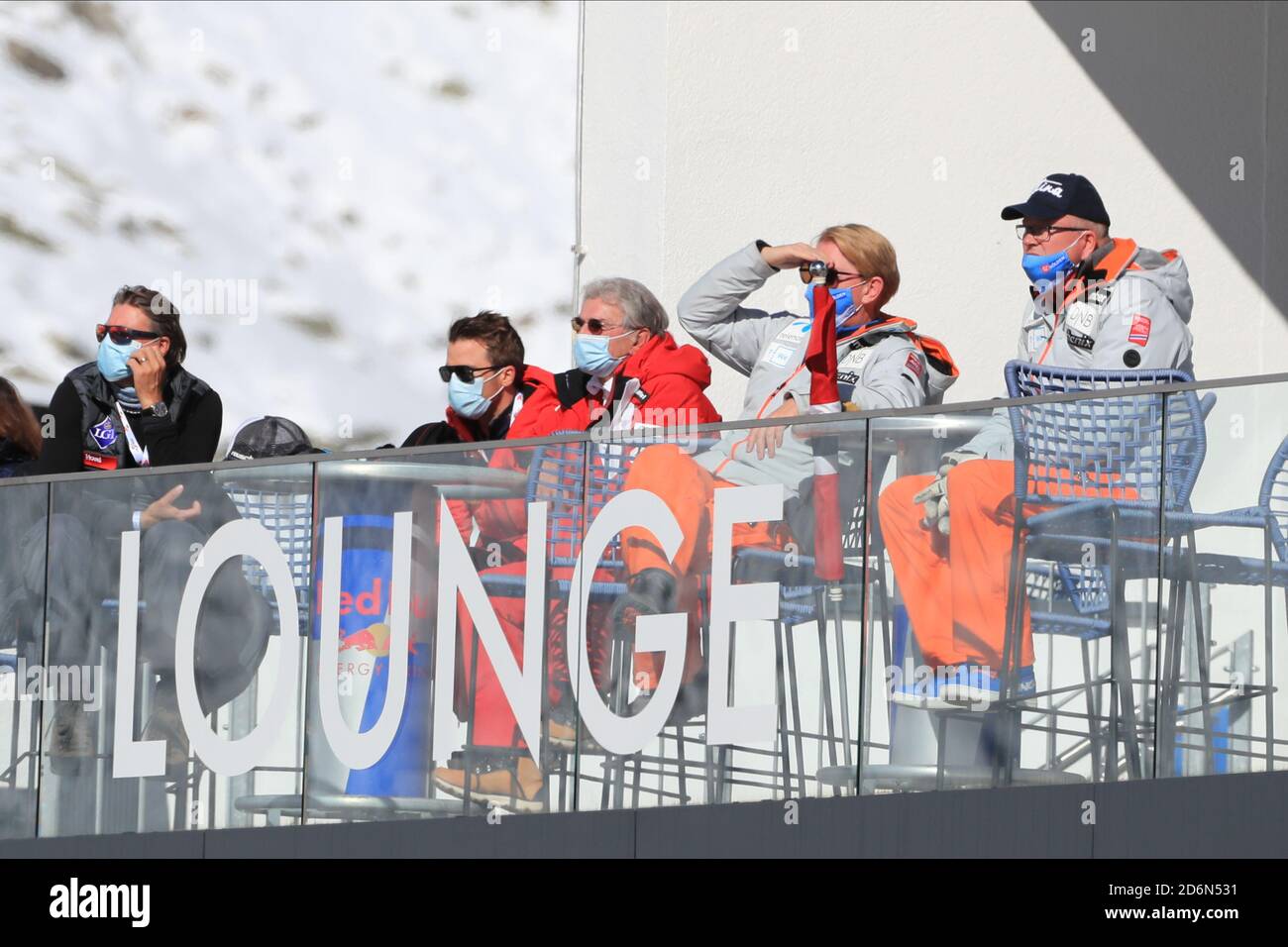 Solden, Österreich. Oktober 2020. SOELDEN, ÖSTERREICH. 18 2020. OKTOBER: 1. Herren-Riesenslalom im Rahmen des Alpinen Ski-Weltcups in Solden am 18. Oktober 2020; Lauf 2, VIP's beim Blick auf das Rennen (Foto von Pierre Teyssot/ESPA-Images) Credit: European Sports Photo Agency/Alamy Live News Stockfoto