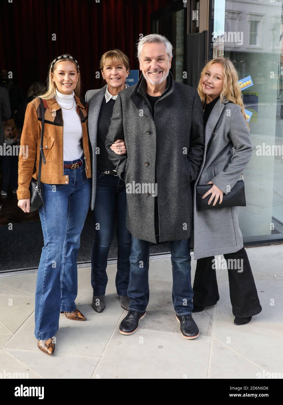 Brian Conley, Lucy Conley, Amy Conley und Anne-Marie Conley nehmen an der VIP-Vorführung von zwei durch zwei über Bord Teil! Im Everyman Chelsea in London. Stockfoto