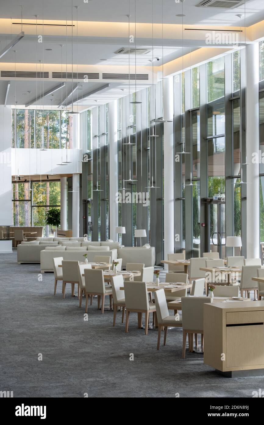 Einrichtung eines modernen Restaurants in einem großen modernen Business-Center Stockfoto