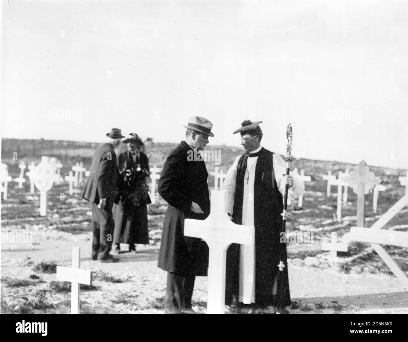 Winston Churchill mit Bischof MacInnes von Jerusalem beim Gedenkgottesdienst auf dem Militärfriedhof auf dem Mt. Scopus in Jerusalem Stockfoto