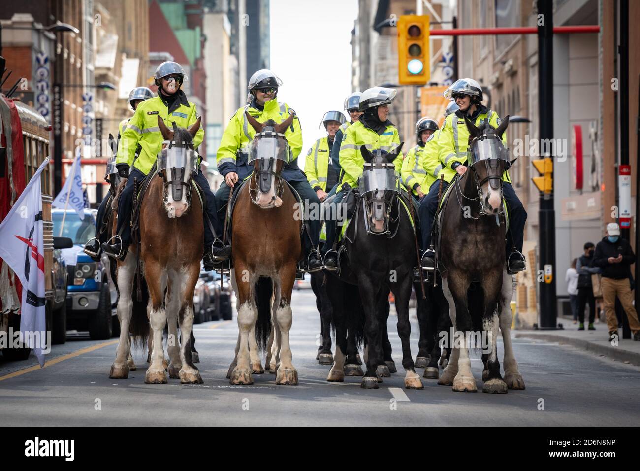 Berittene Polizisten zur Hand für einen Anti-Lockdown-Protest in Toronto, Ontario. Stockfoto
