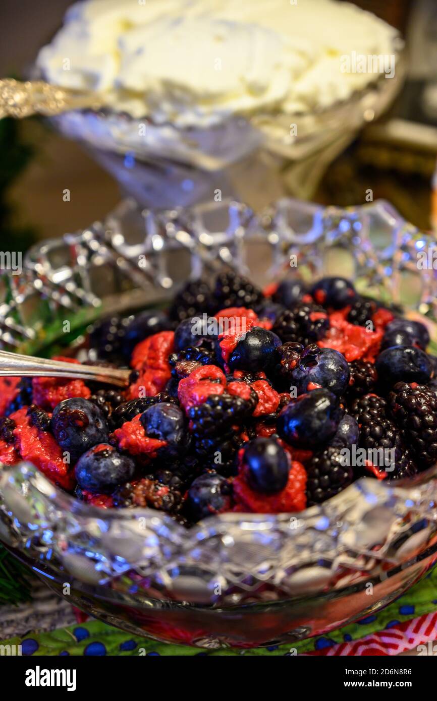 Obstkompott in Crystal Bowl Dessertaufstrich Stockfoto