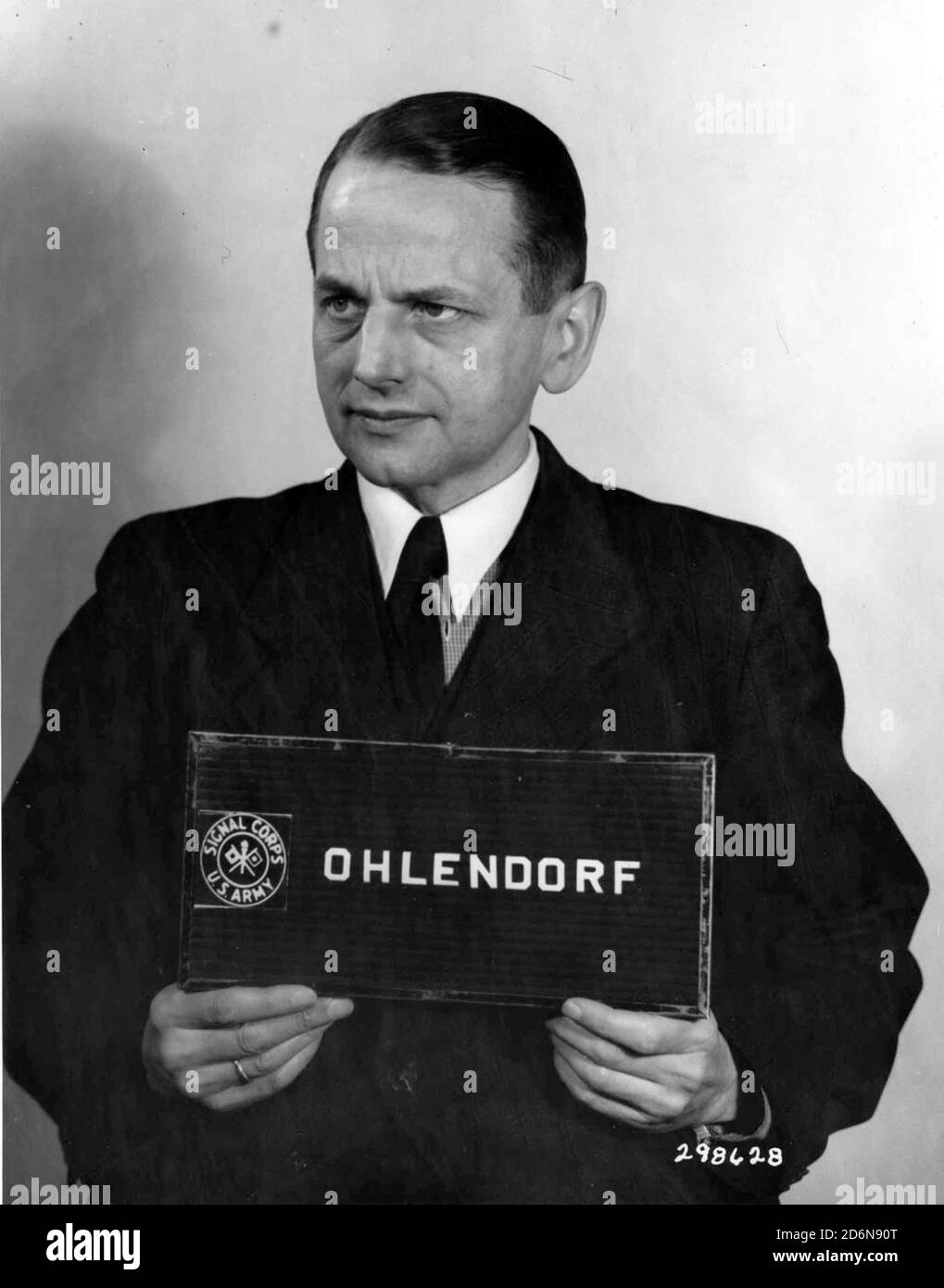 Otto Ohlendorf (1907 – 1951) deutscher SS-Funktionär und Holocaust-Täter während der NS-Zeit, Leiter des Sicherheitsdienstes (SD) Inland, zuständig für Geheimdienst und Sicherheit in Deutschland. 1941 wurde Ohlendorf zum Kommandeur der Einsatzgruppe D ernannt, die in Moldawien, der Südukraine, der Krim und 1942 im Nordkaukasus Massenmorde verübte. Er wurde im Einsatzgruppen-Prozess vor Gericht gestellt, 1951 verurteilt und hingerichtet Stockfoto