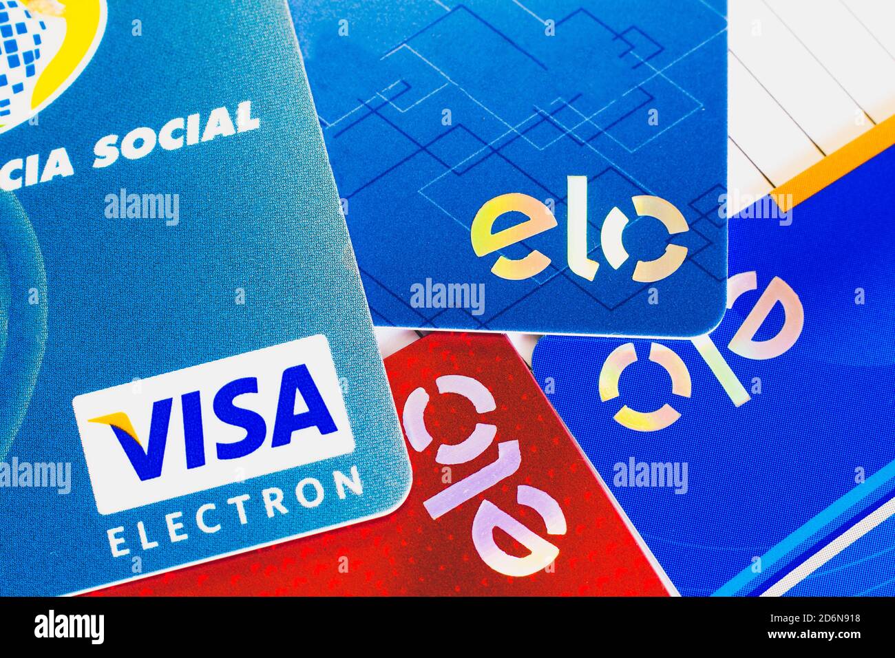 In diesem Foto Illustration die Visa Electron und Elo Bank Kreditkarte. Stockfoto
