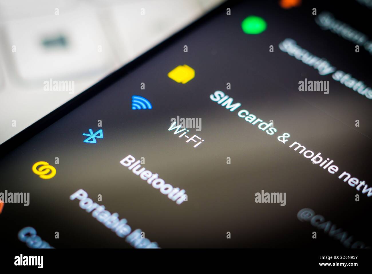 In dieser Abbildung werden die Details des Symbols für die Wi-Fi- und Bluetooth-Verbindung auf einem Smartphone angezeigt. Stockfoto