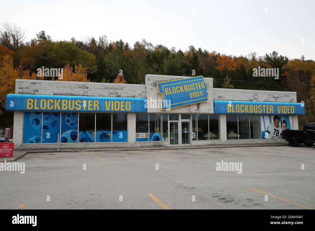 17. Oktober 2020 - der stillgelegt Blockbuster Videos 959 10th St W in Owen Sound Ontario (Georgian Bluffs) hat eine Petition von Andrew Stuart gestartet, um es in eine Heritage Site zu verwandeln. Stockfoto
