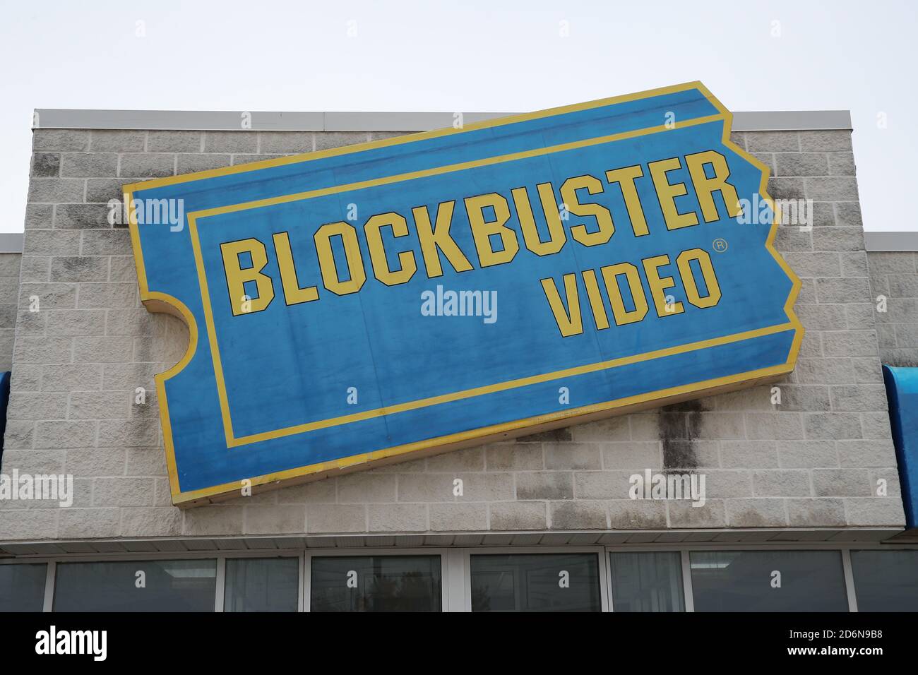 17. Oktober 2020 - der stillgelegt Blockbuster Videos 959 10th St W in Owen Sound Ontario (Georgian Bluffs) hat eine Petition von Andrew Stuart gestartet, um es in eine Heritage Site zu verwandeln. Stockfoto