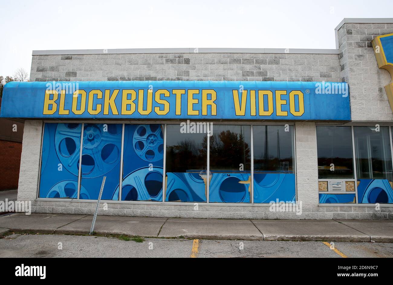 17. Oktober 2020 - der stillgelegt Blockbuster Videos 959 10th St W in Owen Sound Ontario (Georgian Bluffs) hat eine Petition von Andrew Stuart gestartet, um es in eine Heritage Site zu verwandeln. Stockfoto