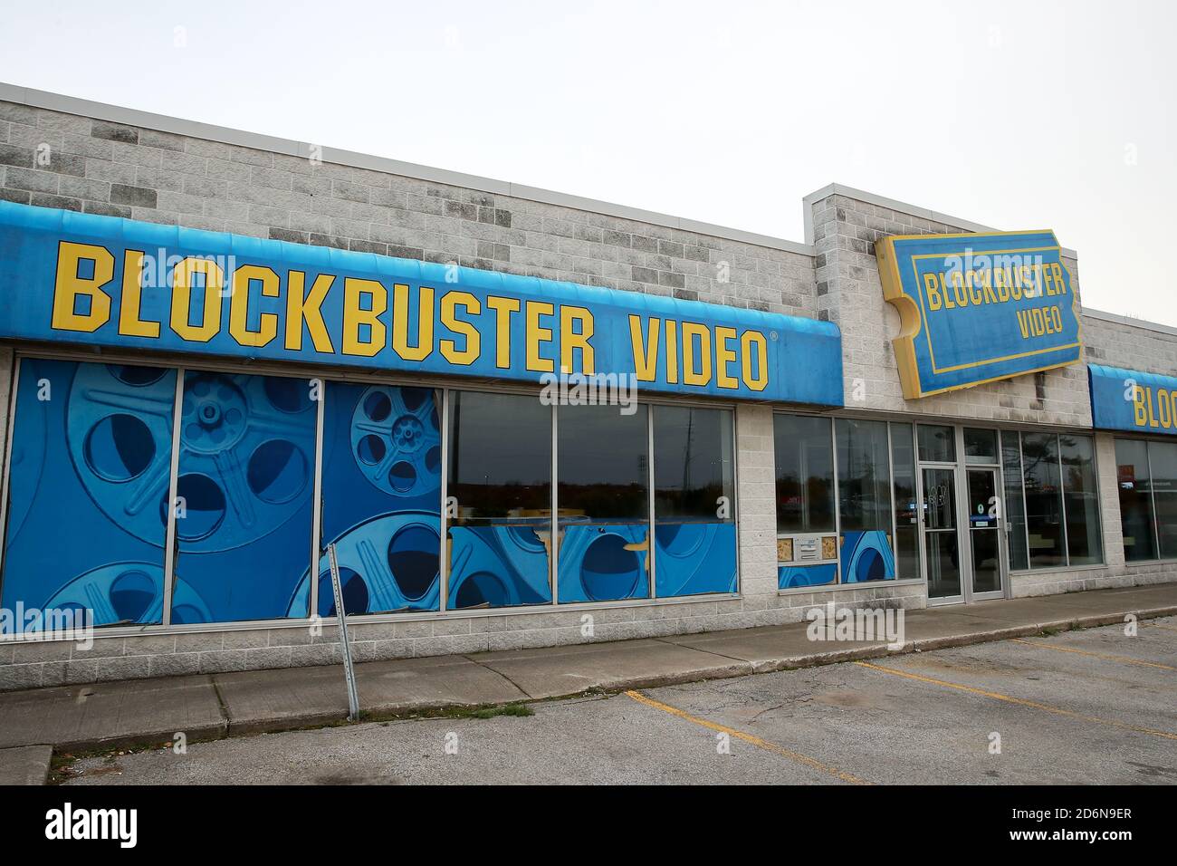 17. Oktober 2020 - der stillgelegt Blockbuster Videos 959 10th St W in Owen Sound Ontario (Georgian Bluffs) hat eine Petition von Andrew Stuart gestartet, um es in eine Heritage Site zu verwandeln. Stockfoto