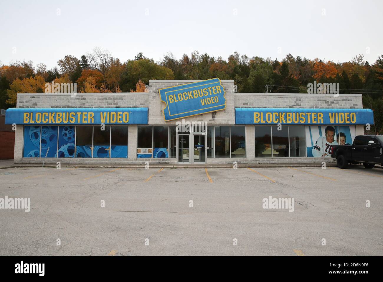 17. Oktober 2020 - der stillgelegt Blockbuster Videos 959 10th St W in Owen Sound Ontario (Georgian Bluffs) hat eine Petition von Andrew Stuart gestartet, um es in eine Heritage Site zu verwandeln. Stockfoto