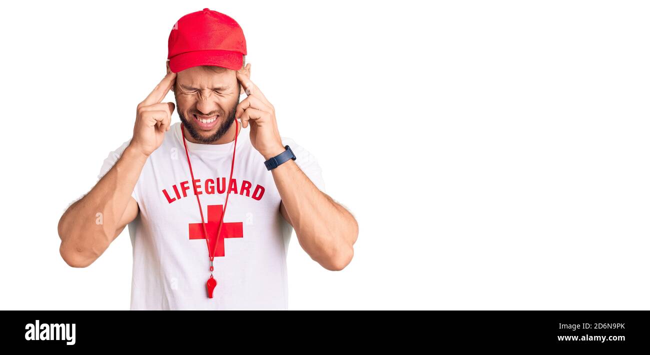Junge kaukasische Mann trägt Rettungsschwimmer T-Shirt mit Pfeife mit Hand  auf Kopf, Kopfschmerzen, weil Stress. Leiden Migräne Stockfotografie - Alamy