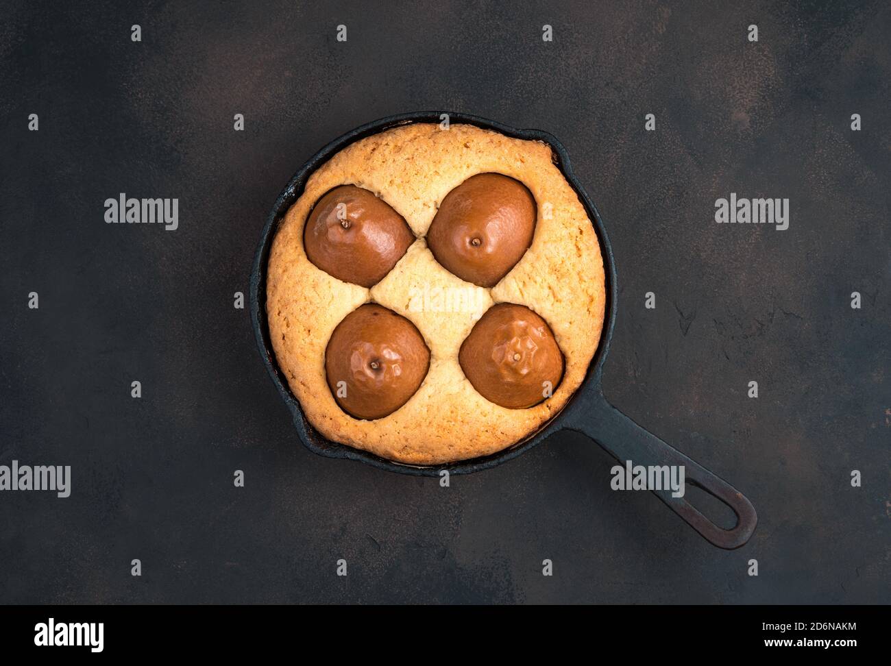 Hausgemachte Kuchen, Shortbread auf dunklem Hintergrund. Stockfoto