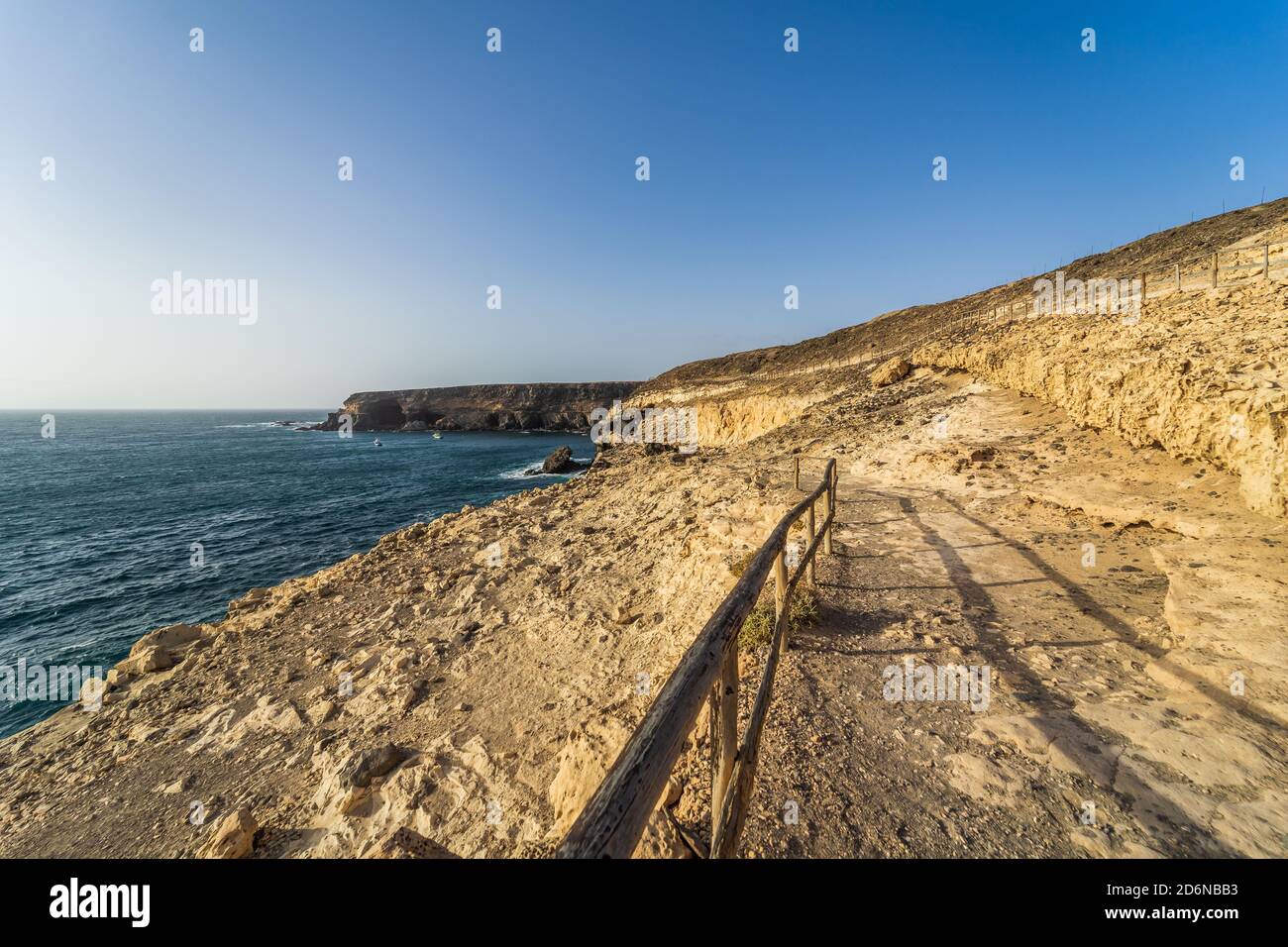 Schöne weiße Klippen aus Kalkstein von Wind und Winterstürmen in Ajuy Dorf an der Atlantikküste geschnitzt. Fuerteventura: Kanarische Inseln. Spanien. Stockfoto