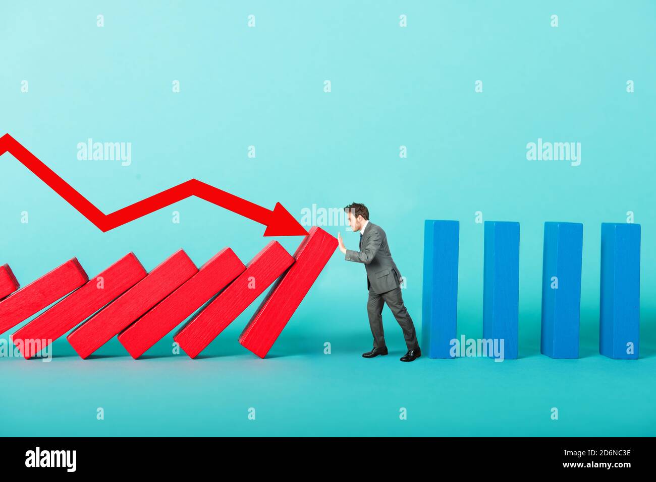 Konzept von covid19 Coronavirus Pandemie mit fallenden Kette wie ein domino Spiel und abnehmende Statistik Pfeil Stockfoto