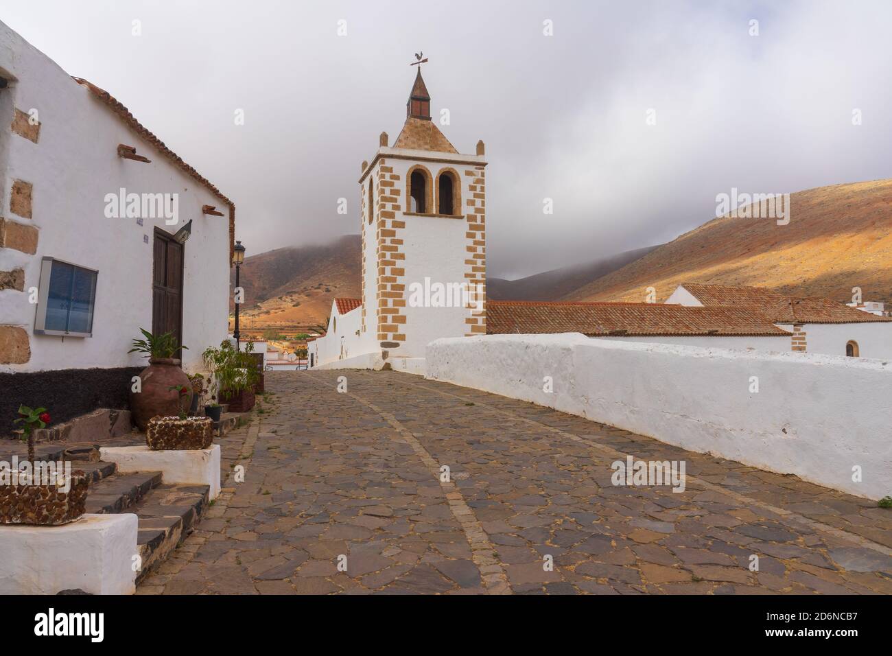 Leere Straßen der beliebten touristischen alten Hauptstadt der Insel. Der Platz mit der Kirche Santa Maria de Betancuria. Kanarische Inseln. Fuerteventura. Stockfoto