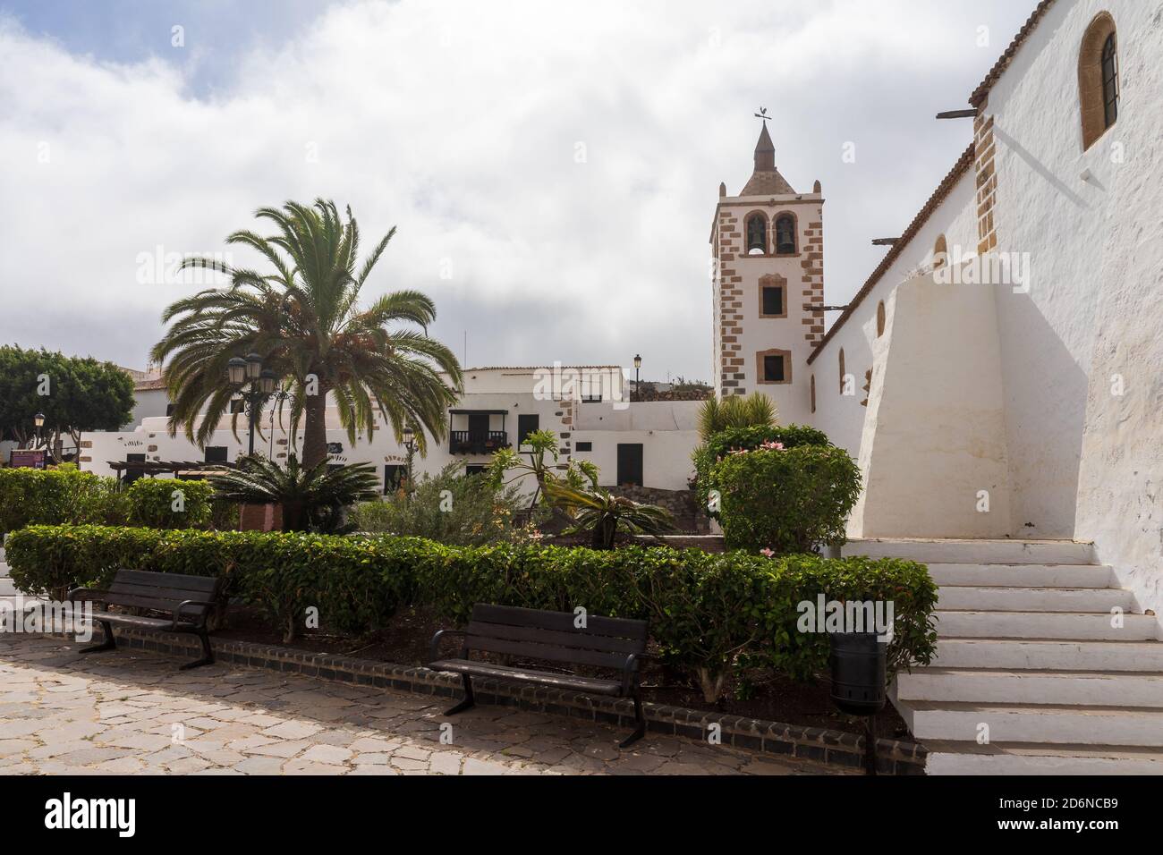 Leere Straßen der beliebten touristischen alten Hauptstadt der Insel. Der Platz mit der Kirche Santa Maria de Betancuria. Kanarische Inseln. Fuerteventura. Stockfoto