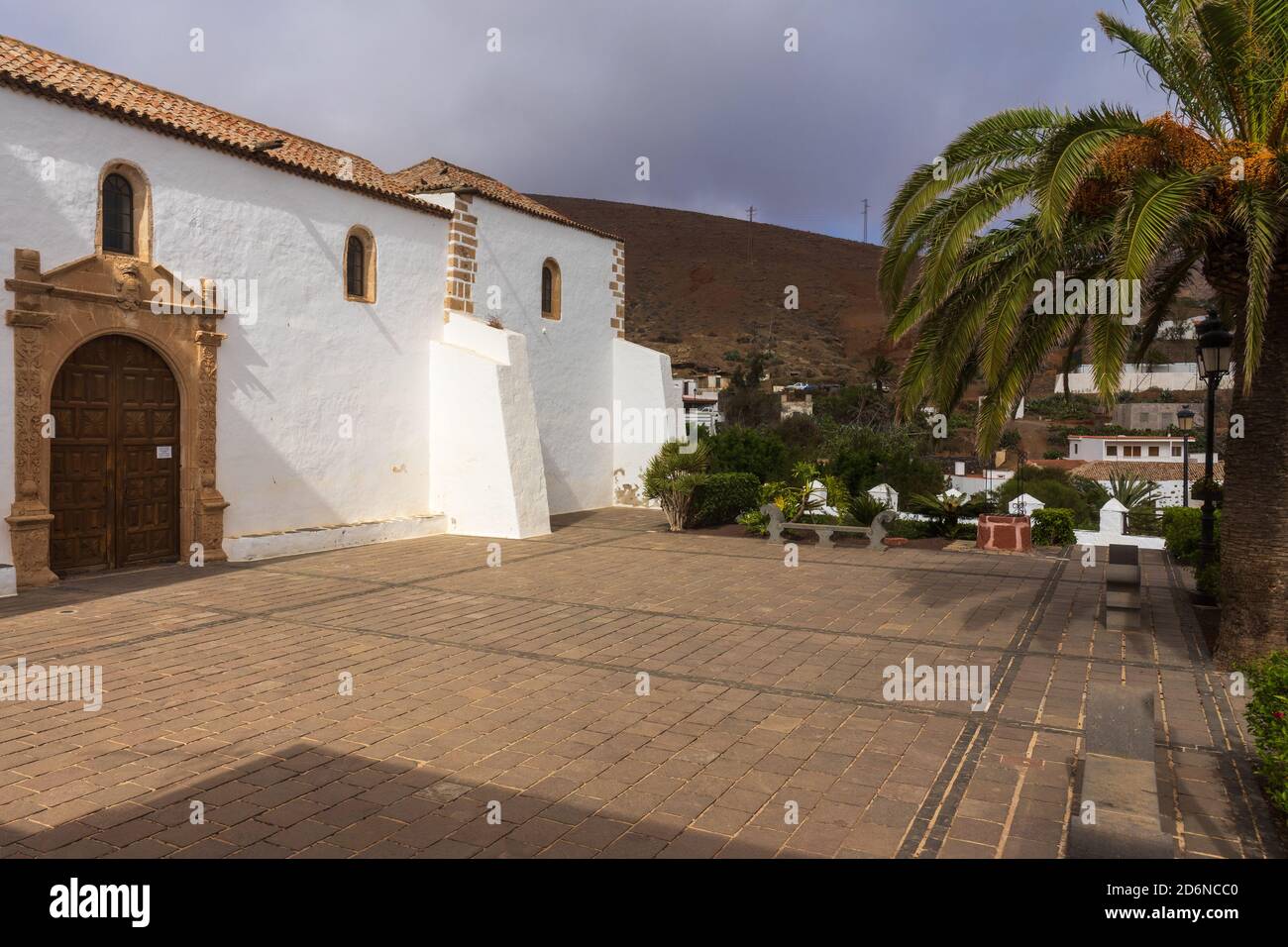 Leere Straßen der beliebten touristischen alten Hauptstadt der Insel. Der Platz mit der Kirche Santa Maria de Betancuria. Kanarische Inseln. Fuerteventura. Stockfoto