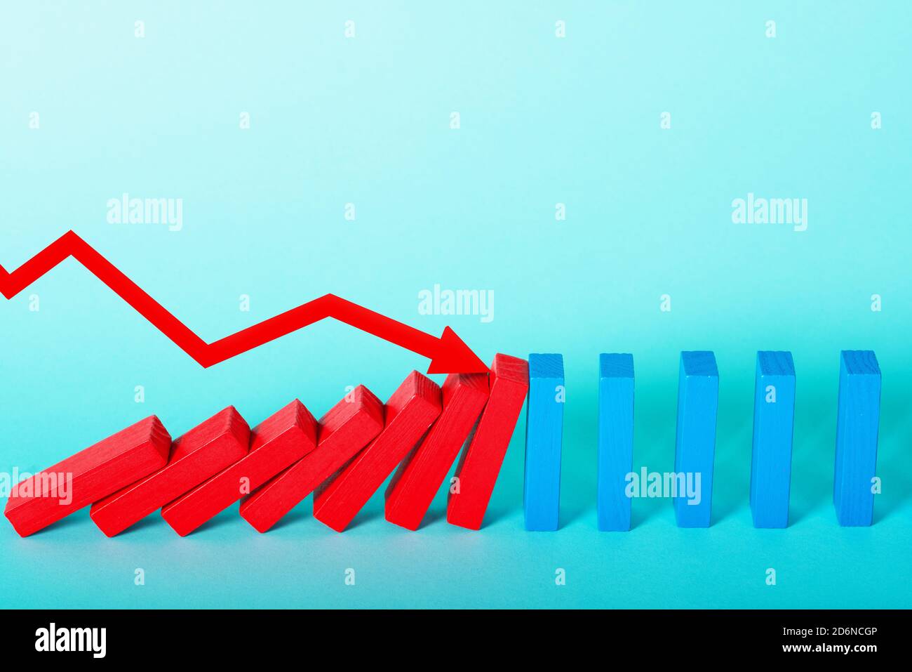 Konzept von covid19 Coronavirus Pandemie mit fallenden Kette wie ein domino Spiel und abnehmende Statistik Pfeil Stockfoto