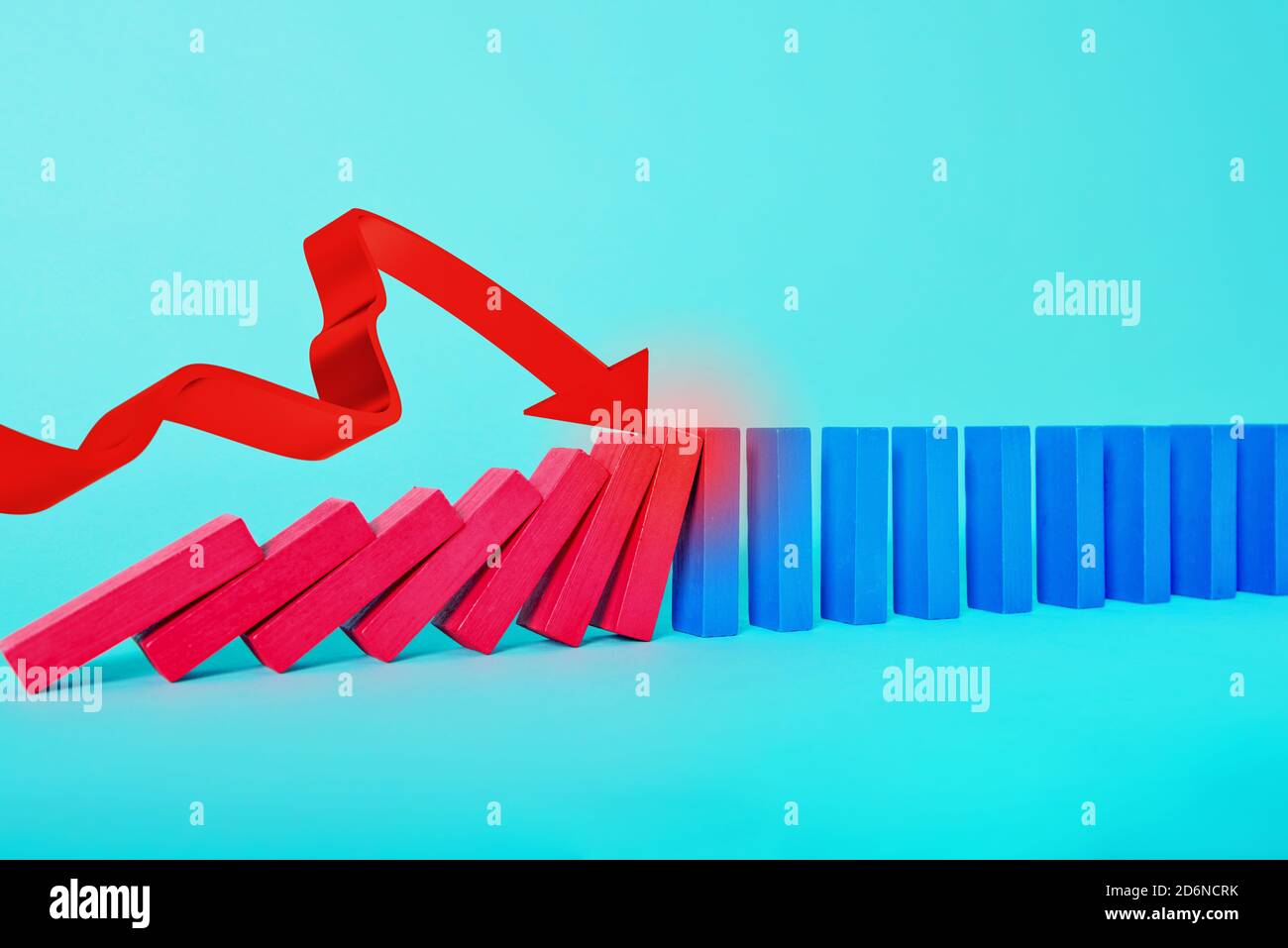 Konzept von covid19 Coronavirus Pandemie mit fallenden Kette wie ein domino Spiel und abnehmende Statistik Pfeil Stockfoto