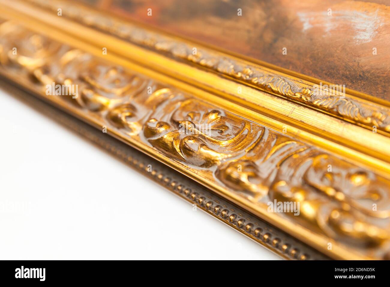Antikes Vintage goldener Rahmen Fragment, Holzschnitzerei Nahaufnahme mit selektivem Fokus Stockfoto