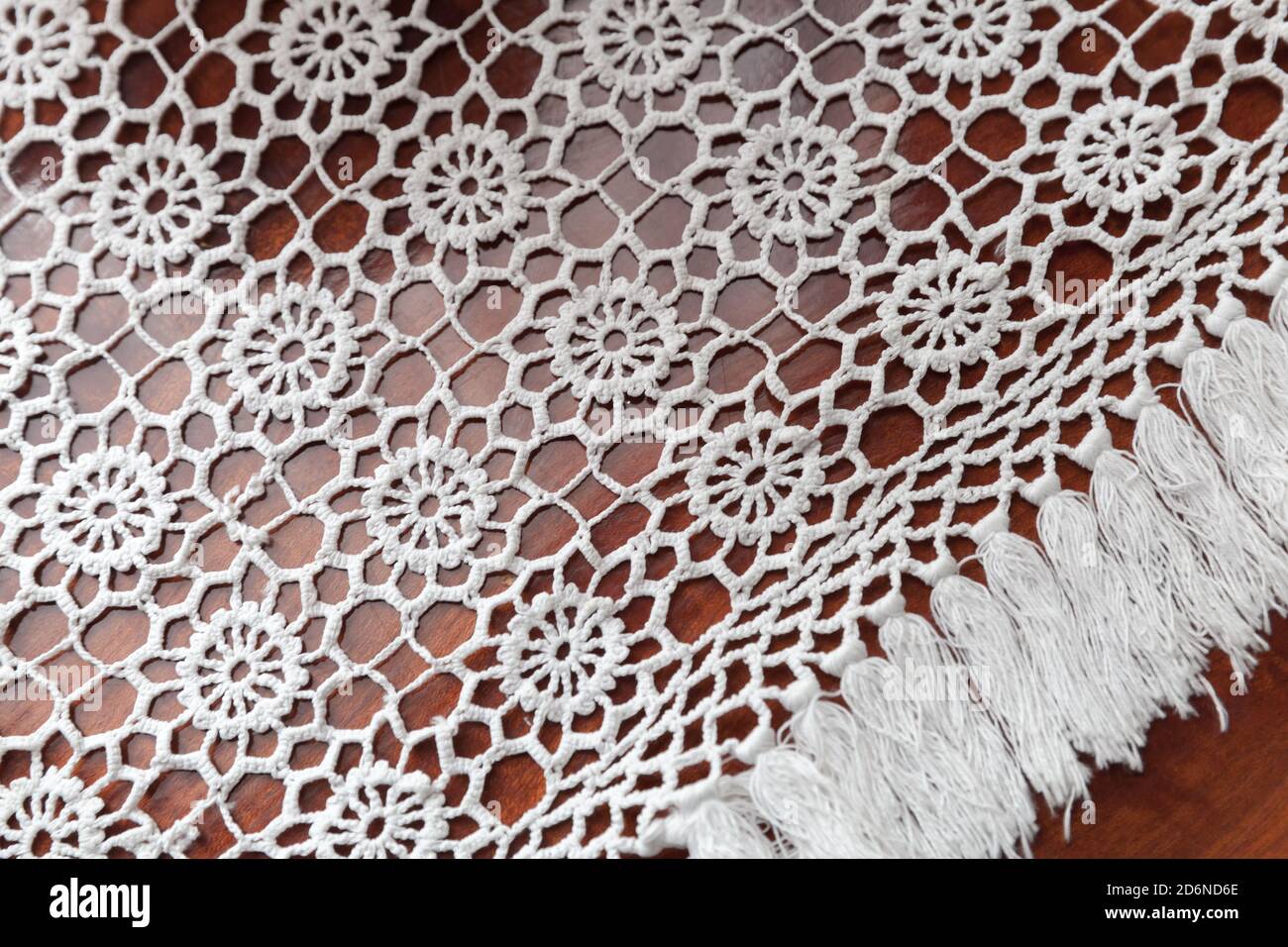 Handgestricktes Serviettenfragment aus Baumwolle mit Fransen, Draufsicht Stockfoto