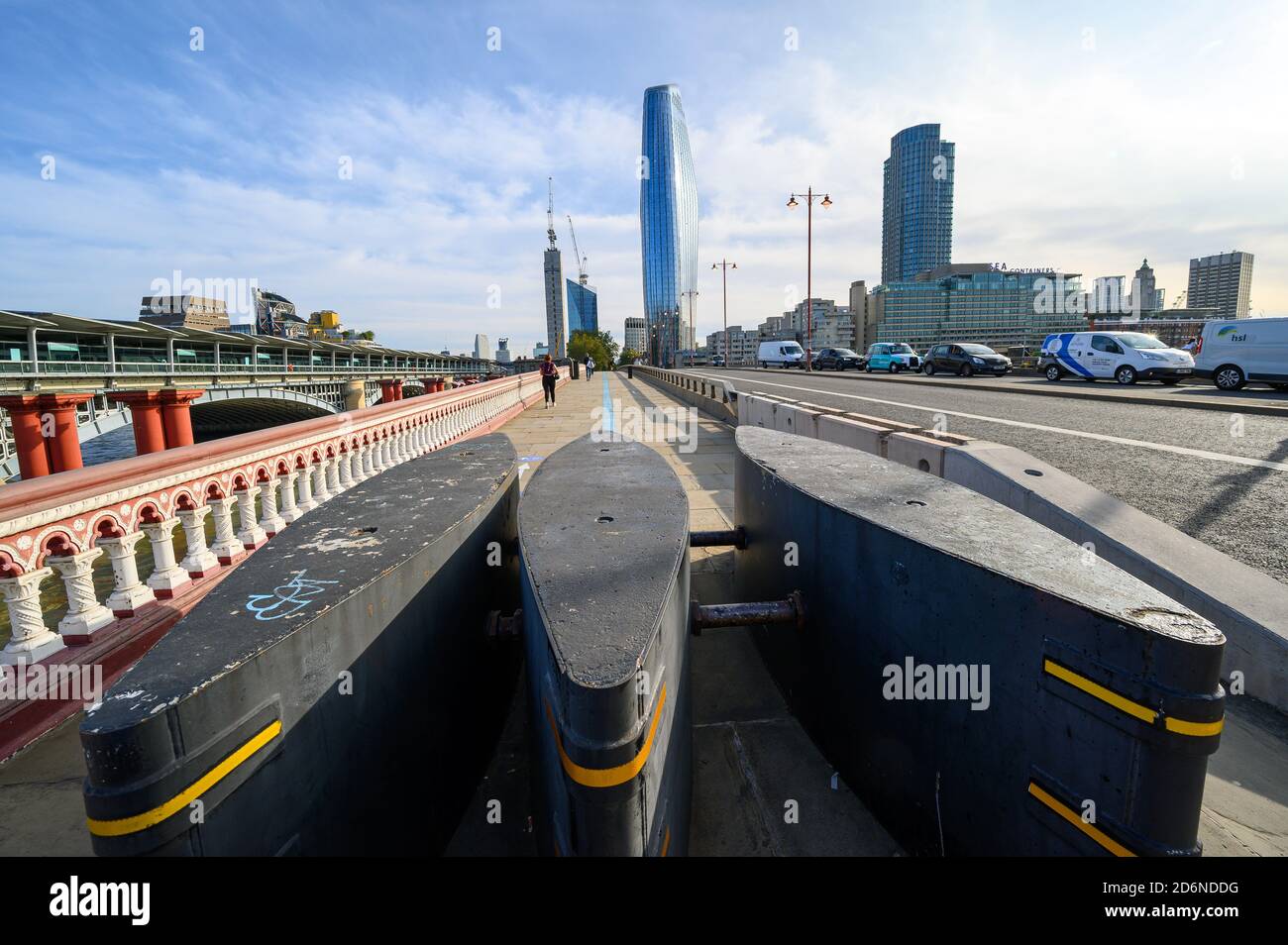 Blackfriars Road Bridge in London mit Anti-Terrorismus Pollern. Blackfriars Eisenbahnbrücke nach links. Ein Blackfriars und Southbank Tower dahinter. Stockfoto