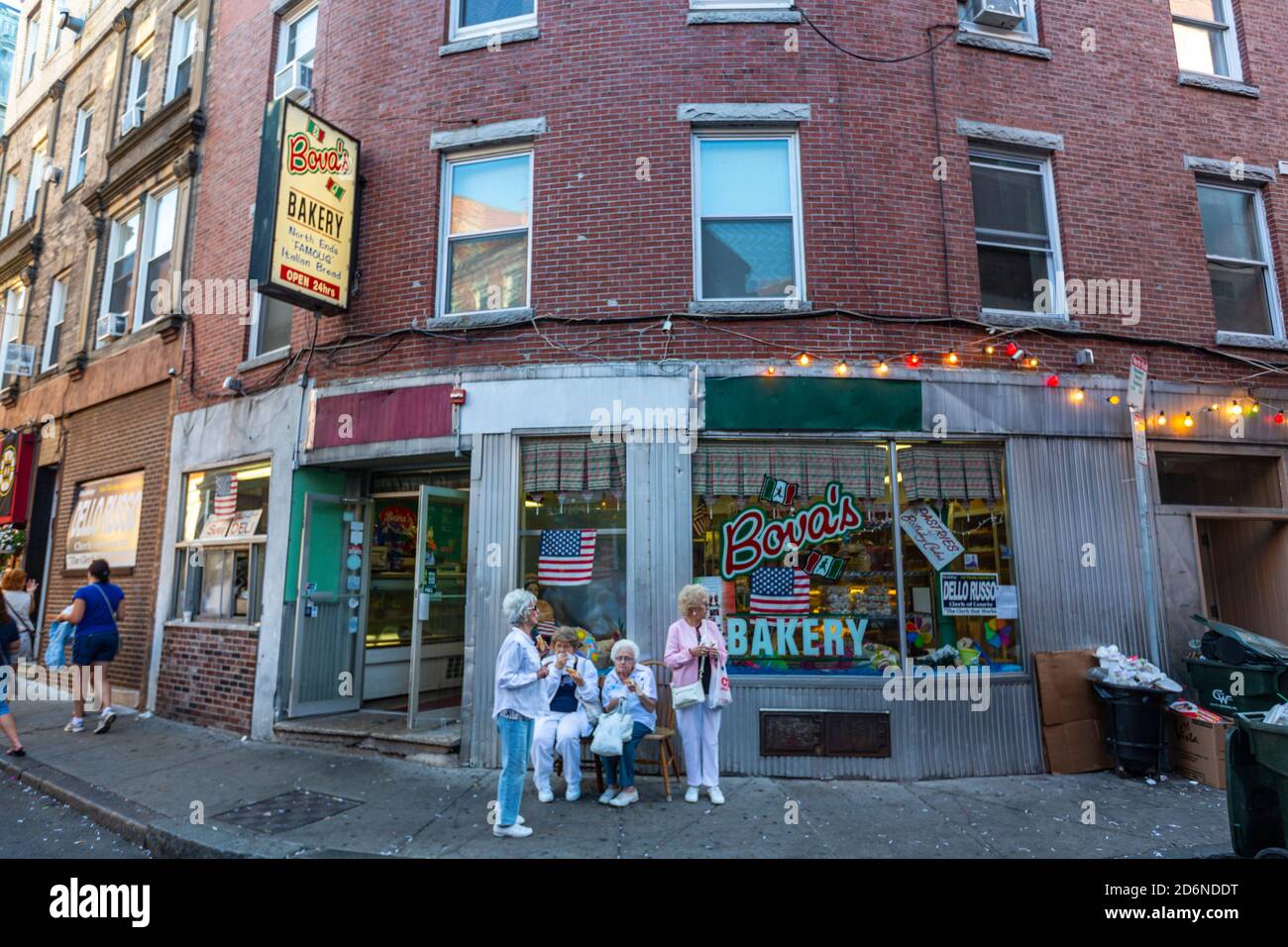 Damen auf der Straße, die das St. Anthony Feast feiern, außerhalb von Bova's Bakery, Salem St, Italian Quarter, Boston, Massachusetts, USA Stockfoto