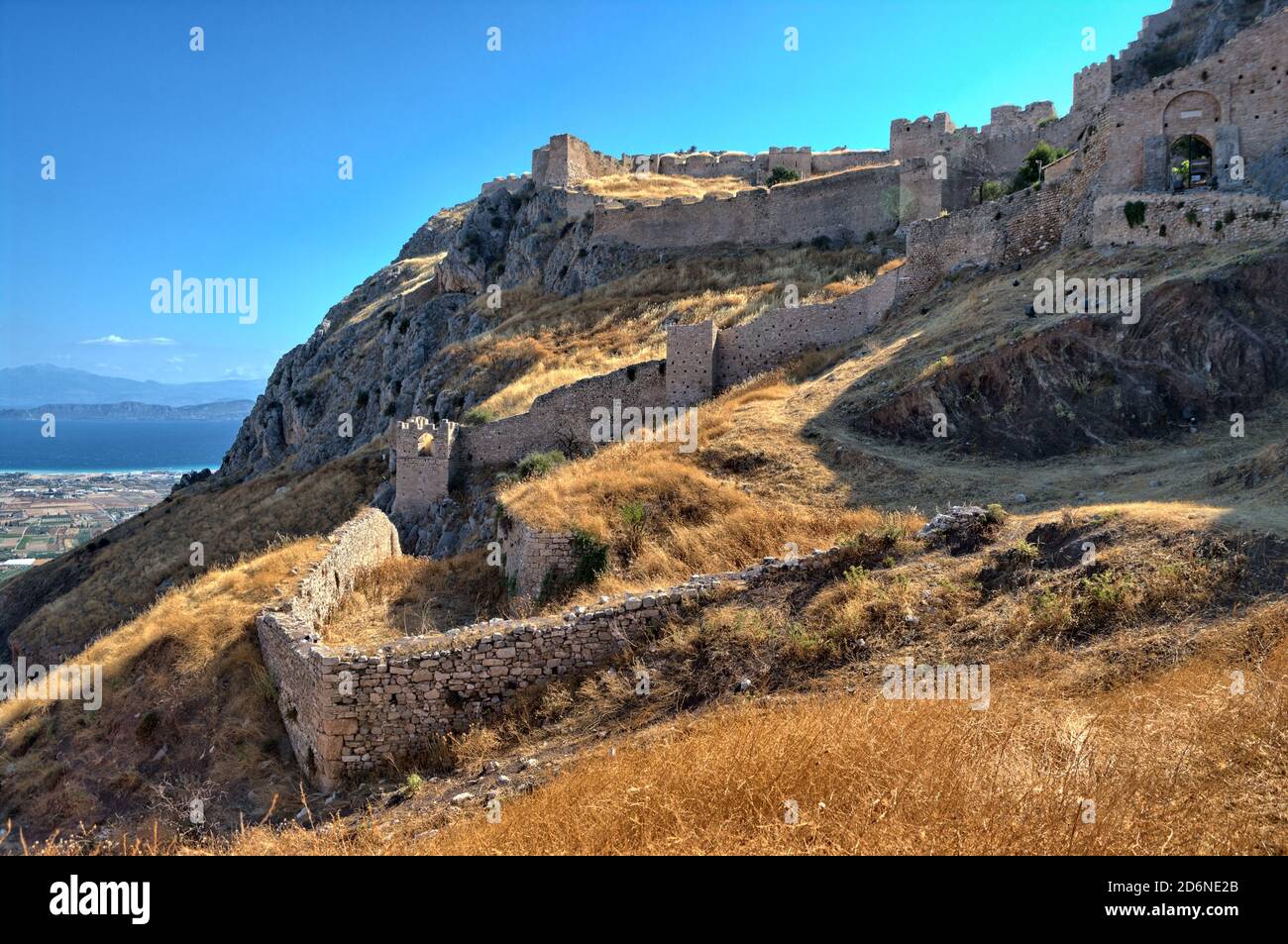 ACROCORINTH, GRIECHENLAND - 12. JULI 2009: Befestigung der Akropolis Antikes Korinth Stockfoto