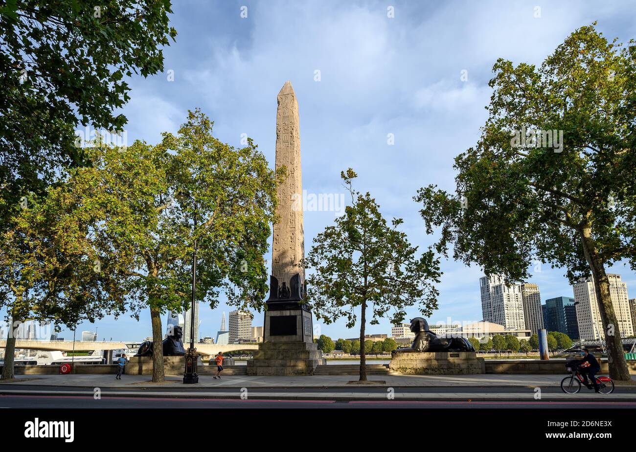 Cleopatra's Needle ist ein ägyptischer Obelisk am Victoria Embankment in Westminster, London, Großbritannien. Es wird von einer Sphinx auf beiden Seiten flankiert. Stockfoto